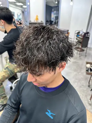 パーマ メンズ センターパート/ニュ アンス/フェザー特化のヘアスタイル