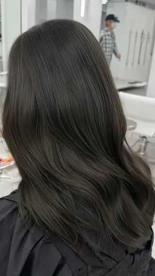 セミロング カラー 透明感カラー🩶 ×小顔カット難波のヘアスタイル