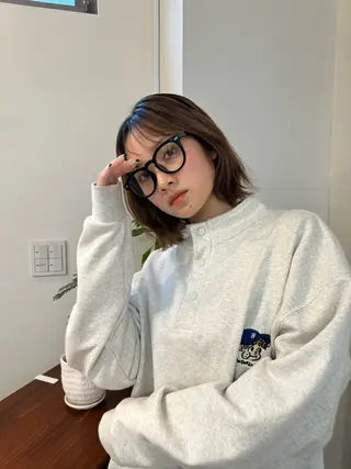 ミディアム 顔まわりレイヤー 透明感カラー🩵🩵のヘアスタイル