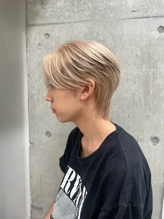 ショート ハイトーン💎 ホワイトベージュ坪谷のヘアスタイル