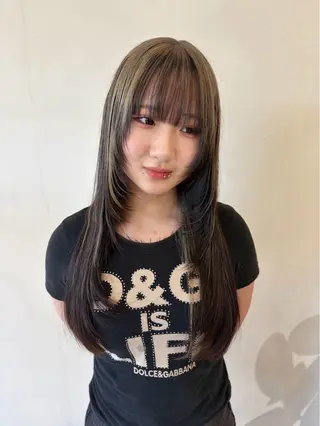 ロング カラー 塩崎 聖奈のヘアスタイル