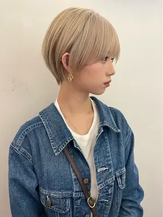 ショート ツヤ髪ミルクティー ベージュ🪽/三藤のヘアスタイル