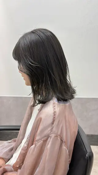 ミディアム カラー SAKINO ベージュカラーのヘアスタイル