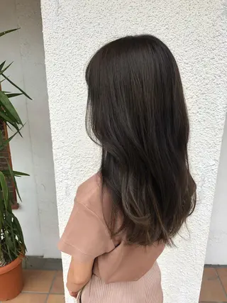 カラー kana .オリーブ /ナチュラルヘアのヘアスタイル