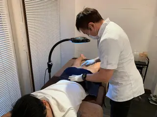 メンズ 男性施術者による 光脱毛×ワックス脱毛のエステ・リラクイメージ