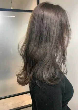 セミロング 艶髪/オリーブ系/ 肌が綺麗に見えるお色のヘアスタイル