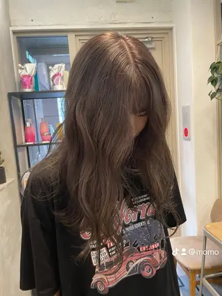 ロング カラー ミルクティー× グレージュMOMOのヘアスタイル