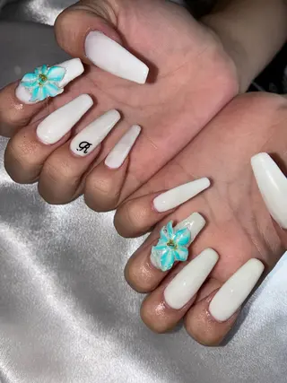 ミディアム YOKOSUKA NAILS💅🩶のネイルデザイン