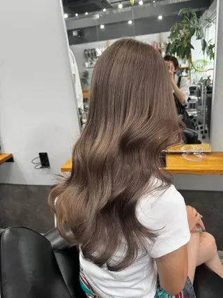 ロング カラー ミルクティーカラー グレージュ　高山慧輔のヘアスタイル