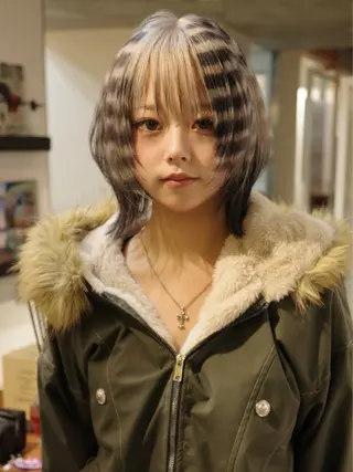 ミディアム カラー イツク ⚡️ ルーツ/ハイトーンのヘアスタイル