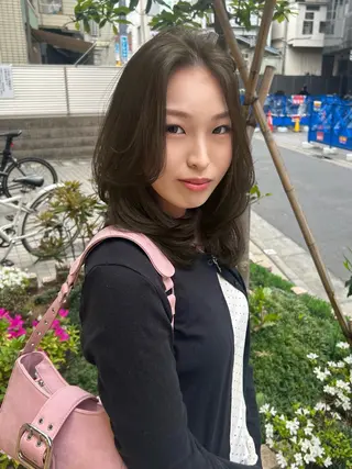 ミディアム 三富 陽菜のヘアスタイル
