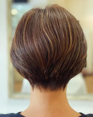 ショート カラー 岡田 里奈のヘアスタイル