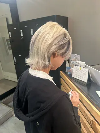 ショート カラー ウルフカット レイヤーカット上柿のヘアスタイル