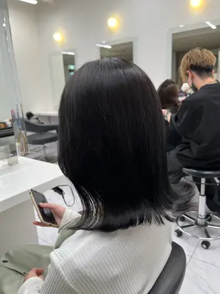 セミロング 寒色/ベージュヘア ブリーチありMiOのヘアスタイル