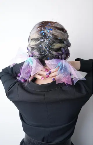 セミロング カラー パーマ ヘアアレンジ メンズ アイブロウ 推し活専用 【派手髪】飯野ゆかりのヘアスタイル