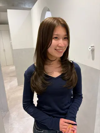 セミロング カラー AYANO ／レイヤー／オリーブのヘアスタイル