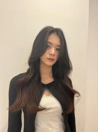 ロング 韓国ヘア レイヤーカットのヘアスタイル