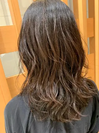 ロング ARMONY秋山輝也 コテ巻き風パーマ特化のヘアスタイル