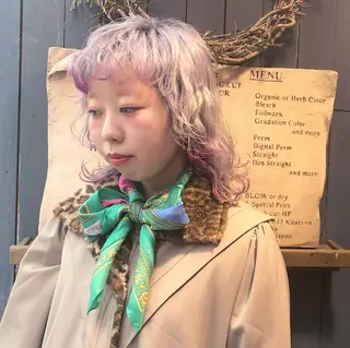 セミロング カラー ブリーチ、パーマ 西部笑のヘアスタイル