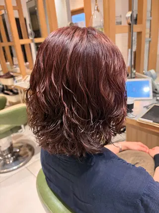 ミディアム カラー パーマ ハイライトカラー レイヤーカットのヘアスタイル