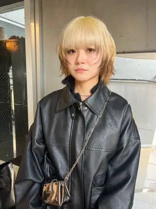 ショート カラー ミルクティーベージュ ブリーチ 店長 清水のヘアスタイル