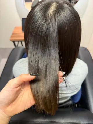 ミディアム NAVY 橋本心 縮毛矯正のヘアスタイル