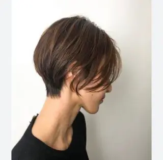 ショート ブリーチカラー/ブロ ンドレイヤーカットのヘアスタイル
