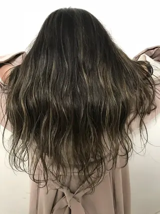 ミディアム カラー レイヤーカット 西村あきやのヘアスタイル