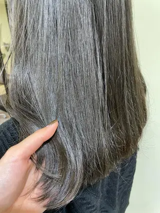 ミディアム 透明感オリーブ🫒/ ブリーチなしWカラーのヘアスタイル