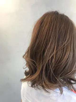 ミディアム EARTH岩楯 優貴のヘアスタイル