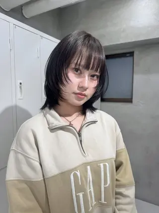 ミディアム Manami🖤 レイヤー×ハイトーンのヘアスタイル