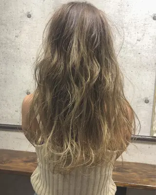 ロング カラー 江原 彩華のヘアスタイル