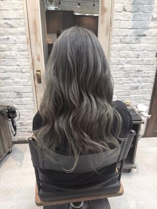 ロング カラー 西出 茉燦のヘアスタイル