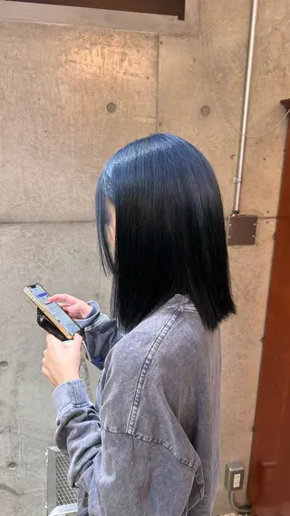 ミディアム カラー 閼伽井 誇和のヘアスタイル