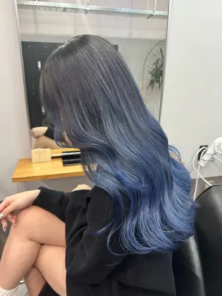 ロング カラー ミルクティーカラー グレージュ　高山慧輔のヘアスタイル