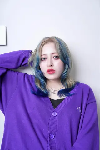 ミディアム カラー パーマ ヘアアレンジ メンズ アイブロウ 推し活専用 【派手髪】飯野ゆかりのヘアスタイル