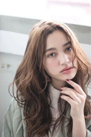 セミロング 💓パーマ，💗 レイヤーカットのヘアスタイル