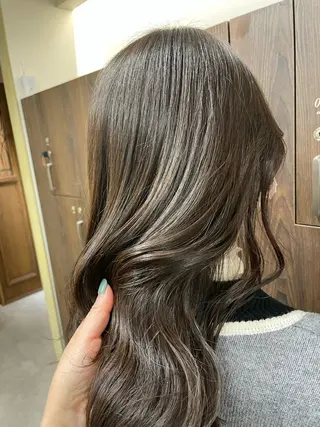 ロング 河上 麻衣/白髪ぼかしのヘアスタイル