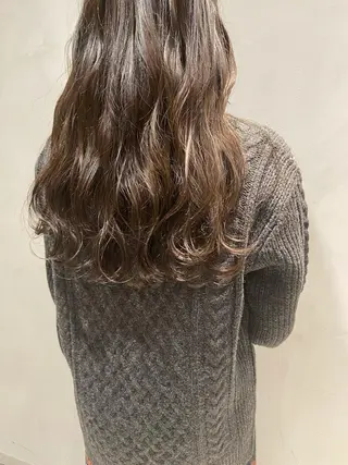 ロング カラー カジュアルを女っぽく 𝗮𝘆𝗮𝗰𝗼のヘアスタイル