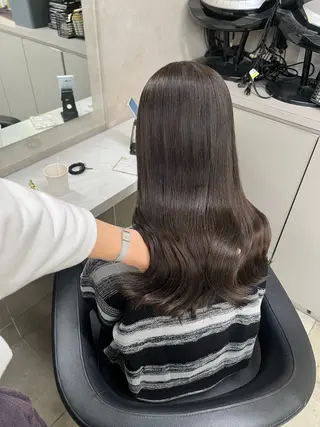セミロング 寒色/ベージュヘア ブリーチありMiOのヘアスタイル