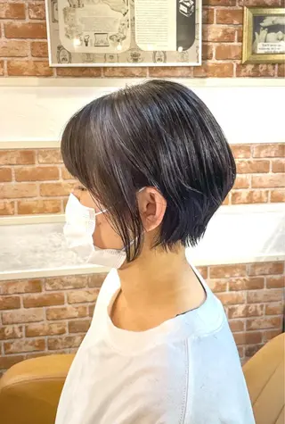 ショート カラー 🫧小顔顔周りカット レイヤー/縮毛/白倉のヘアスタイル