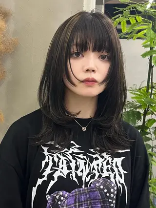 ロング カラー イツク ⚡️ ルーツ/ハイトーンのヘアスタイル
