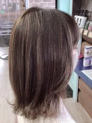 ミディアム 岡本 小百合のヘアスタイル