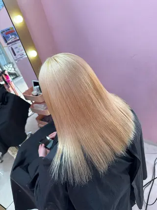 セミロング カラー ブリーチ特化🌈 MANATOのヘアスタイル