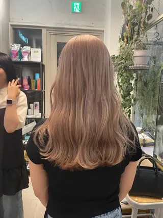 ロング カラー ミルクティー× グレージュMOMOのヘアスタイル