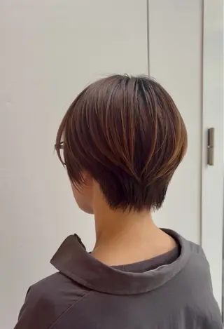 ショート 切りっぱなしボブ／ 暖色カラー／なつみのヘアスタイル