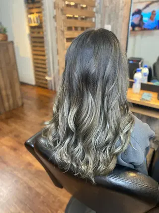 ロング カラー ヘアアレンジ Luzir⭐︎ GEN⭐︎のヘアスタイル