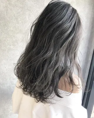 セミロング カラー 顔周りレイヤーカット ブリーチminamiのヘアスタイル