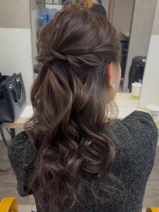 セミロング ヘアアレンジ 透明感/オリーブ ハイトーン×レイヤーのヘアスタイル