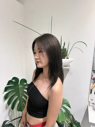 ミディアム カラー 山﨑 亜海のヘアスタイル